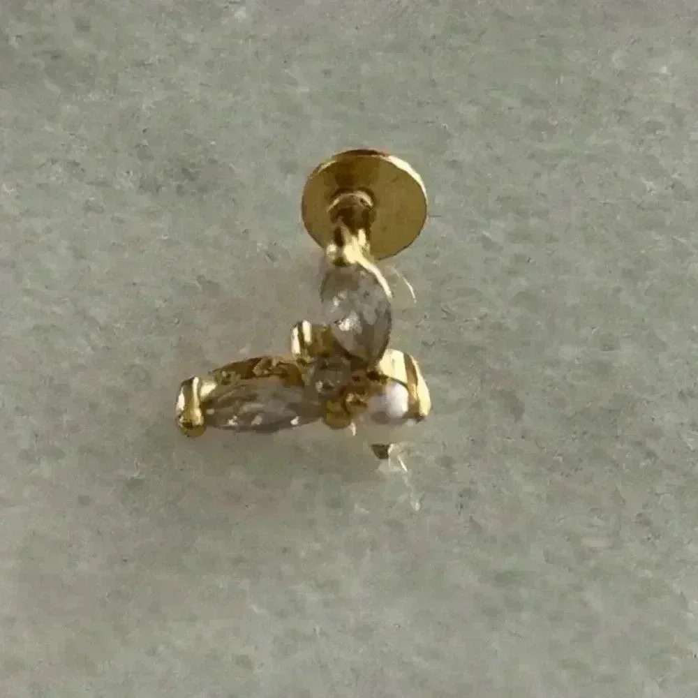 18k Gold Crystal Leaf Pearl Cartilage Earring
Brand New - Picture 3 of 5